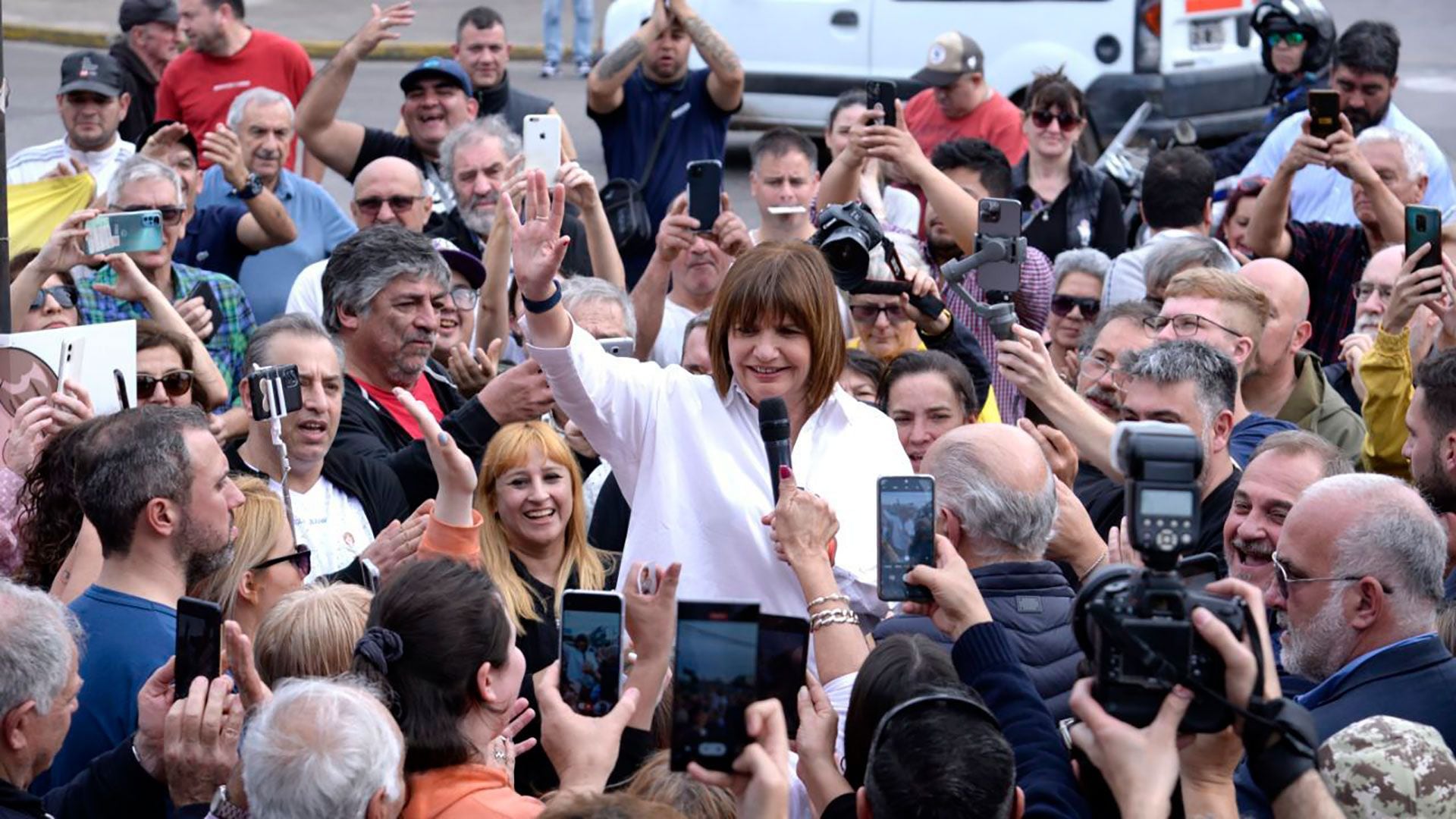 Patricia Bullrich, en un recorrida de campaña en San Martín