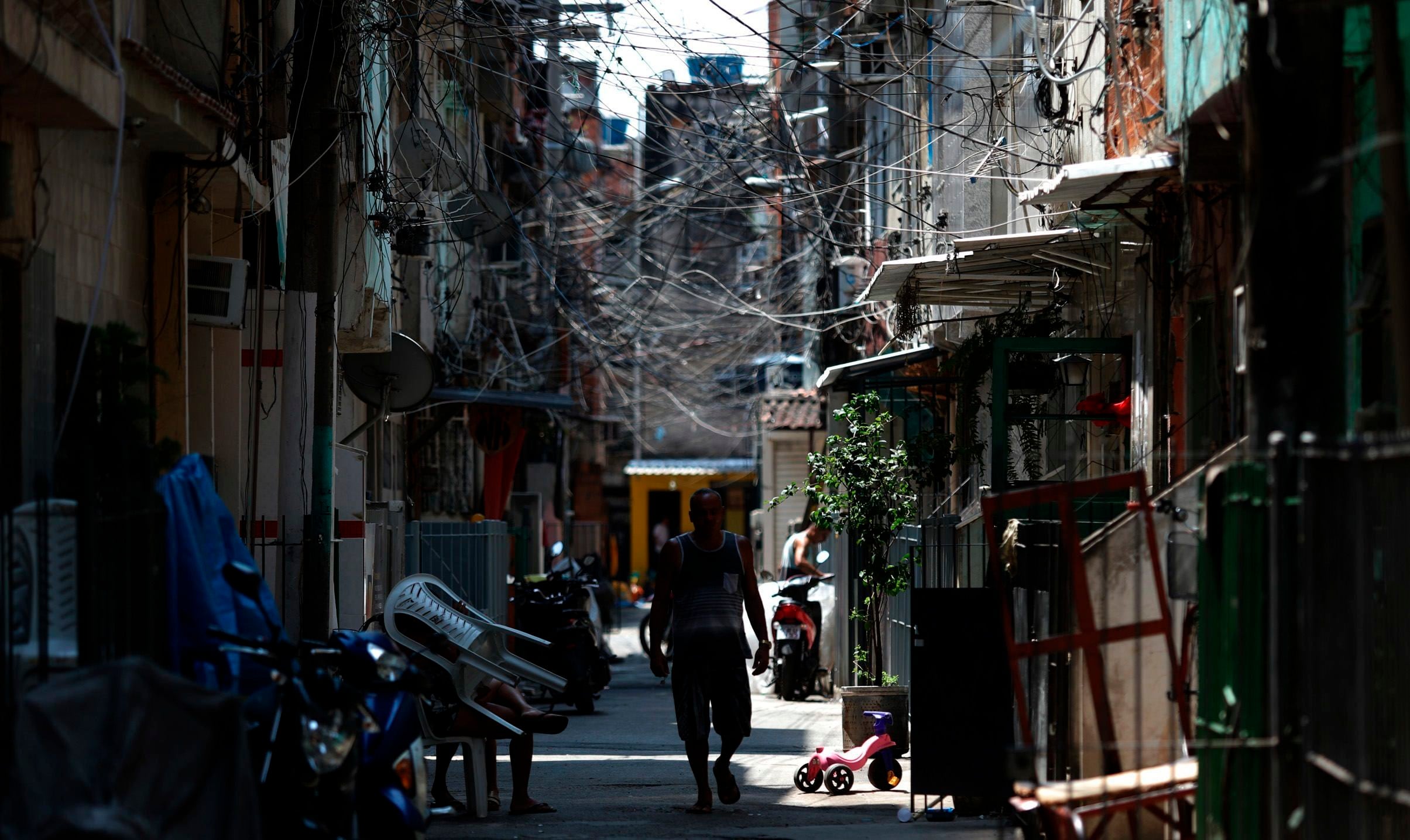 Un hombre camina en la favela da Maré, en Río de Janeiro (EFE/Fabio Motta/Archivo) 