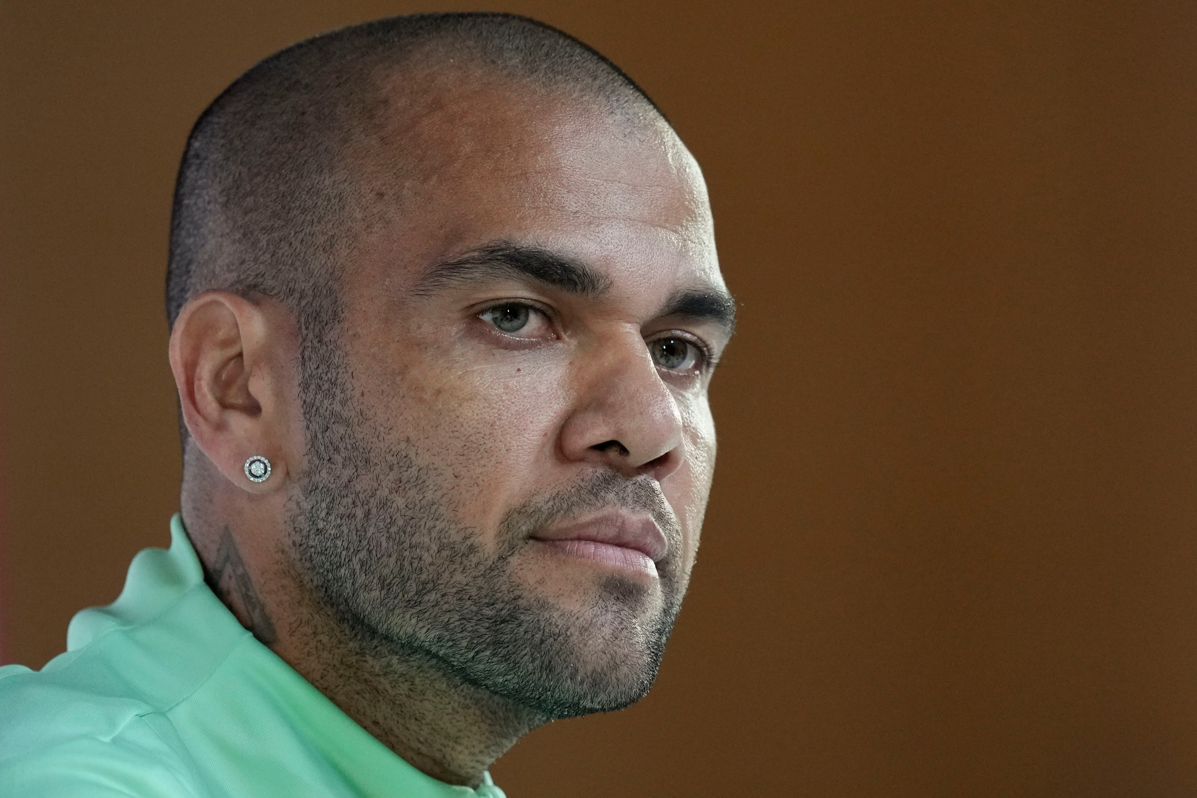 Alves, que una vez fue millonario, ahora no puede pagar la fianza necesaria para ser liberado.