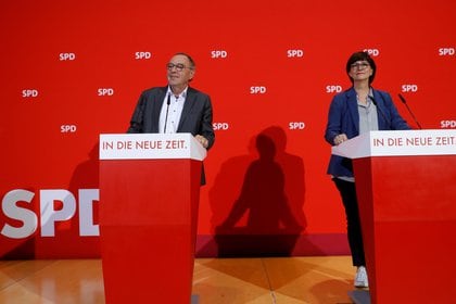 Los líderes del Partido Socialdemócrata de Alemania (SPD) Saskia Esken y Norbert Walter Borjans, el 23 de febrero de 2020. (REUTERS/Michele Tantussi)
