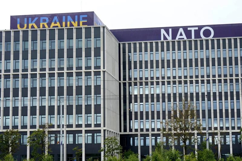 Foto del lunes de carteles de la OTAN y Ucrania en edificios en Vilna, Lituania 
Jul 10, 2023. REUTERS/Ints Kalnins