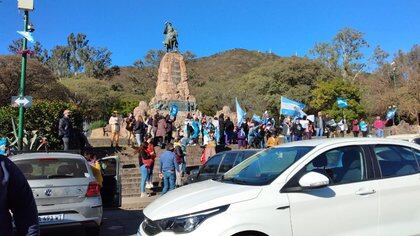 Protesta en el Monumento a Güemes, en la ciudad de Salta.