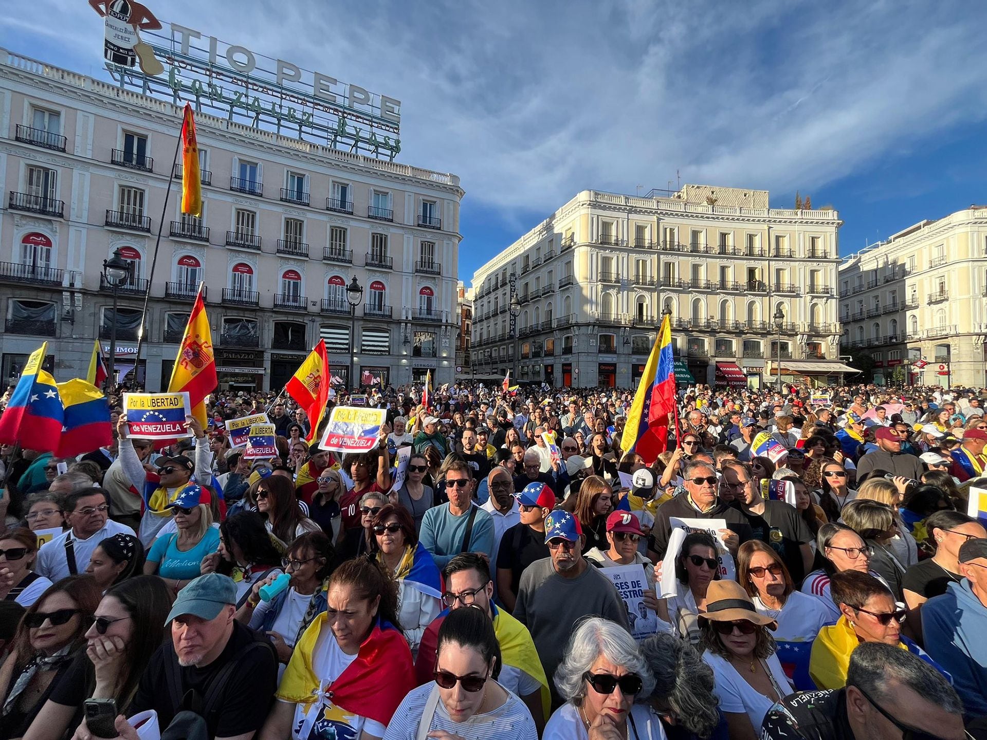 Cientos de venezolanos se reúnen en la Puerta del Sol, en Madrid