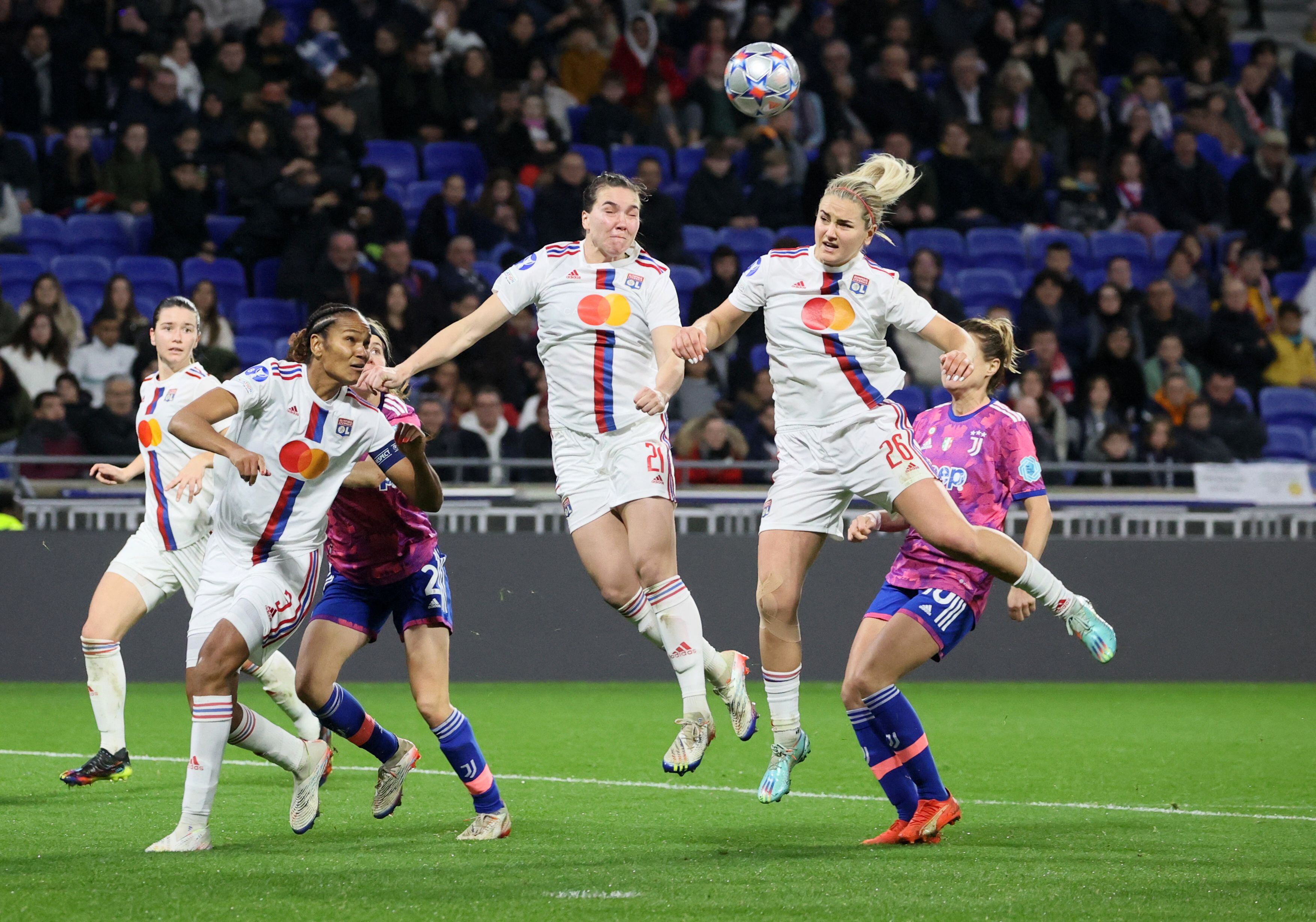 Olympique de Lyon frente a la Juventus en un partido de la Champions League femenina. REUTERS/Denis Balibouse