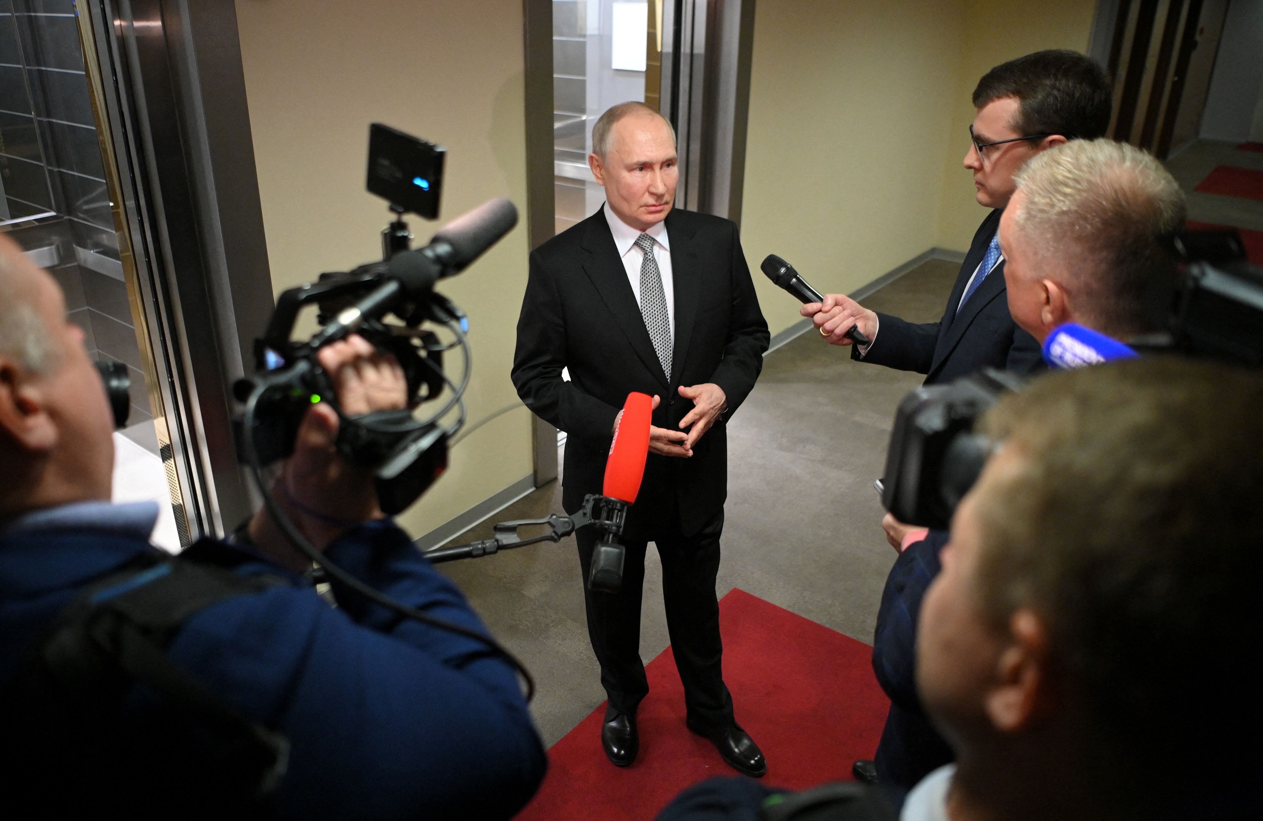 Putin bajo fuego amigo. El jerarca ruso es entrevistado por la televisión estatal controlada por su gobierno. (Sputnik/Alexander Kazakov/Kremlin via REUTERS) 