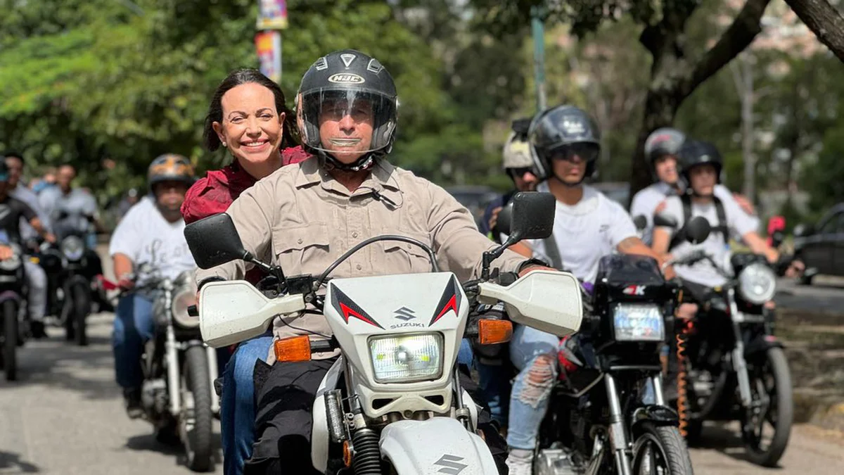 Elecciones en Venezuela: María Corina Machado recorrió bastiones chavistas en moto y recibe el respaldo ciudadano