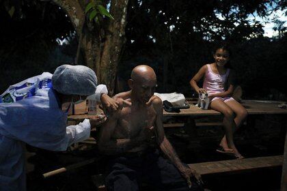 Carlos Alberto dos Santos recibe la vacuna de AstraZeneca/Oxford contra la enfermedad del coronavirus en su comunidad a orillas del río Solimoes en Manacapuru, estado del Amazonas, Brasil. Febrero 1, 2021. REUTERS/Bruno Kelly