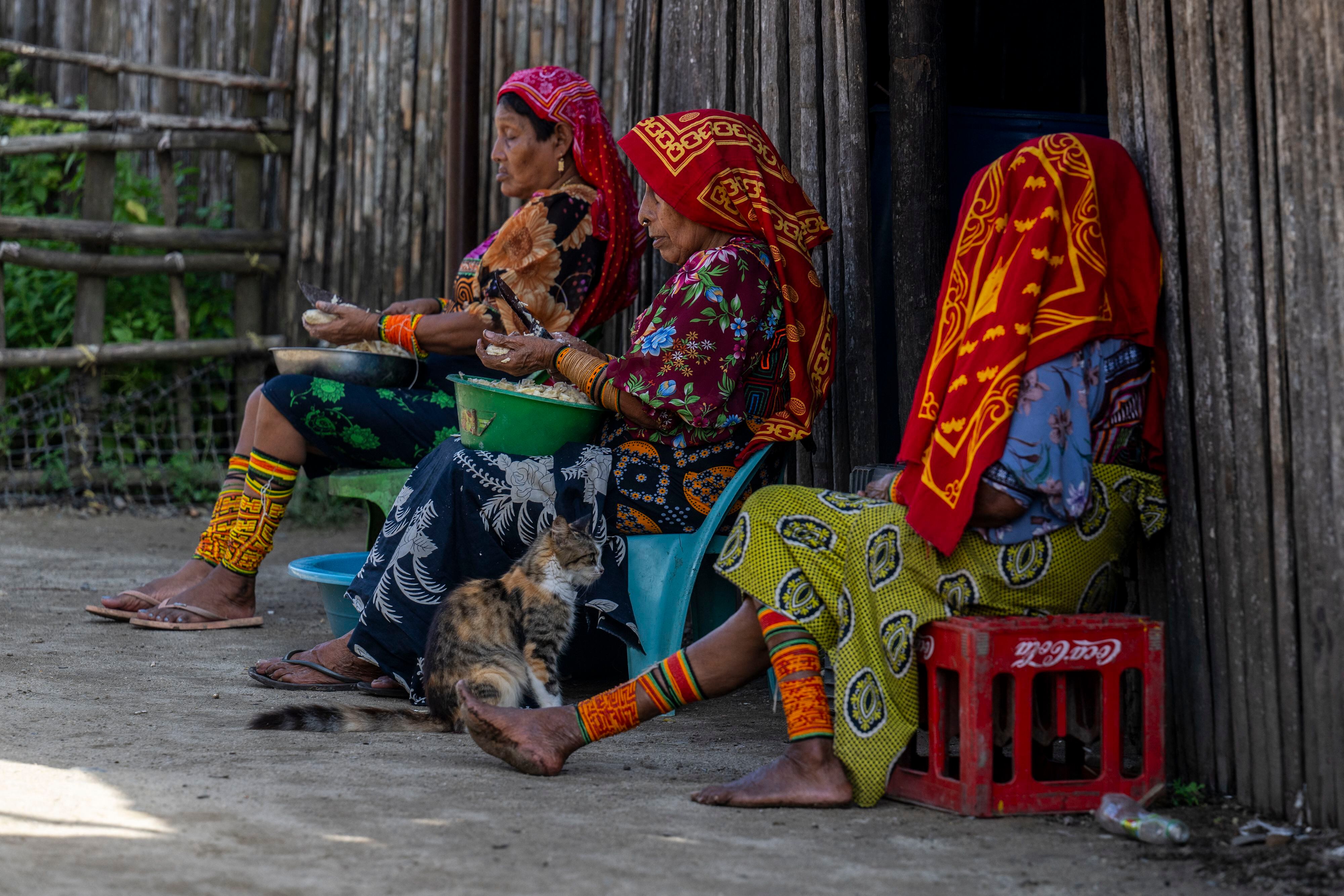 Mujeres indígenas Guna preparan comida en la isla de Carti Sugdupu, en la Comarca Indígena Guna Yala, Panamá, en el Mar Caribe, el 29 de agosto de 2023 (Foto de Luis ACOSTA/AFP)