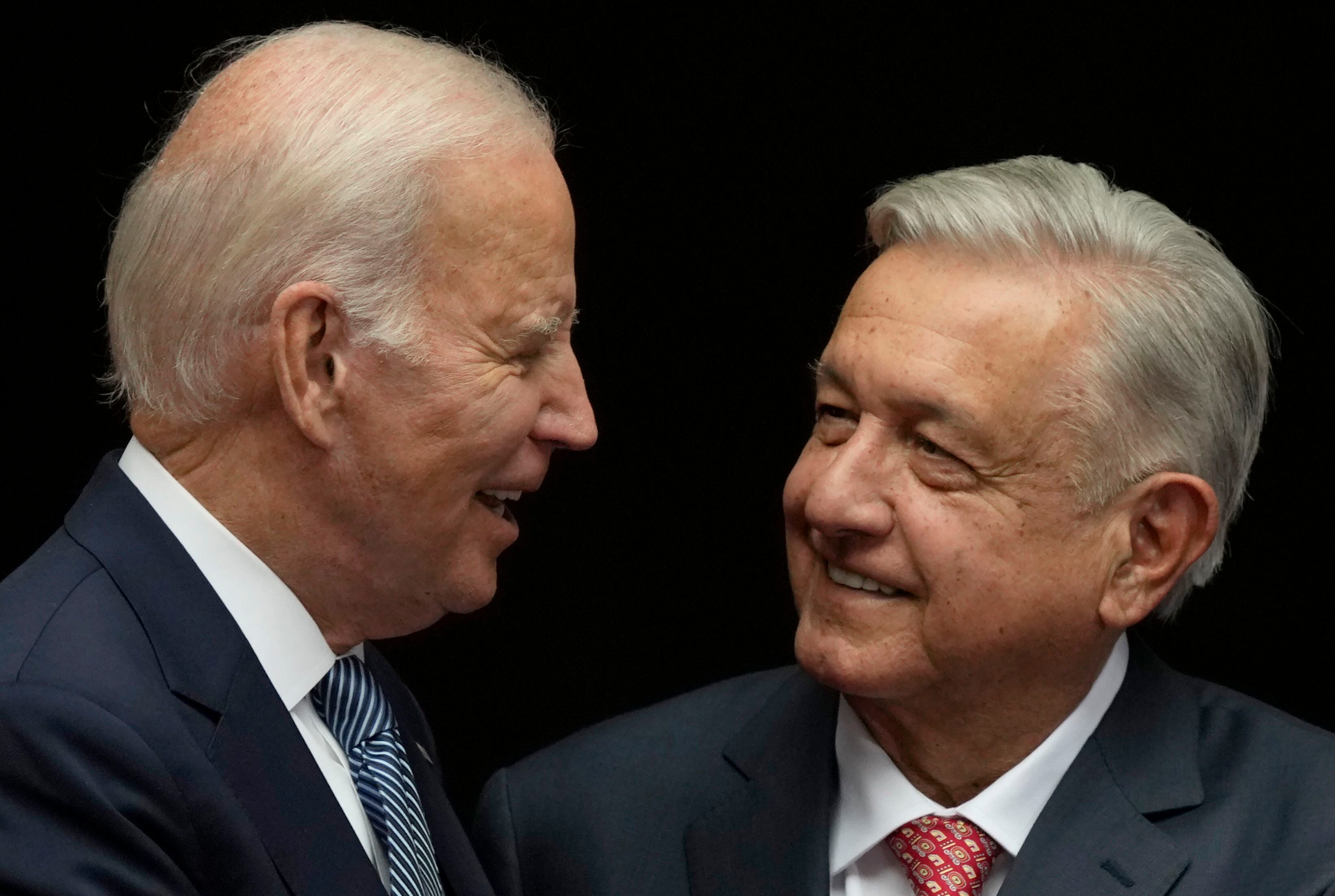 El presidente de México, Andrés Manuel López Obrador, a la derecha, y su homólogo estadounidense Joe Biden, se saludan en el Palacio Nacional, el 9 de enero de 2023, en la Ciudad de México. (AP/Fernando Llano)