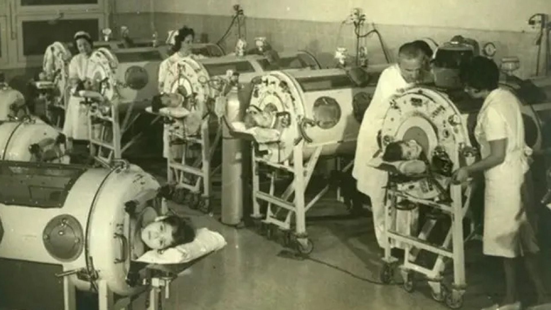 Aparatos que adquirió el gobierno para el tratamiento de los afectados por esta enfermedad. Foto tomada en 1957 en el Hospital de Niños (Archivo General de la Nación)