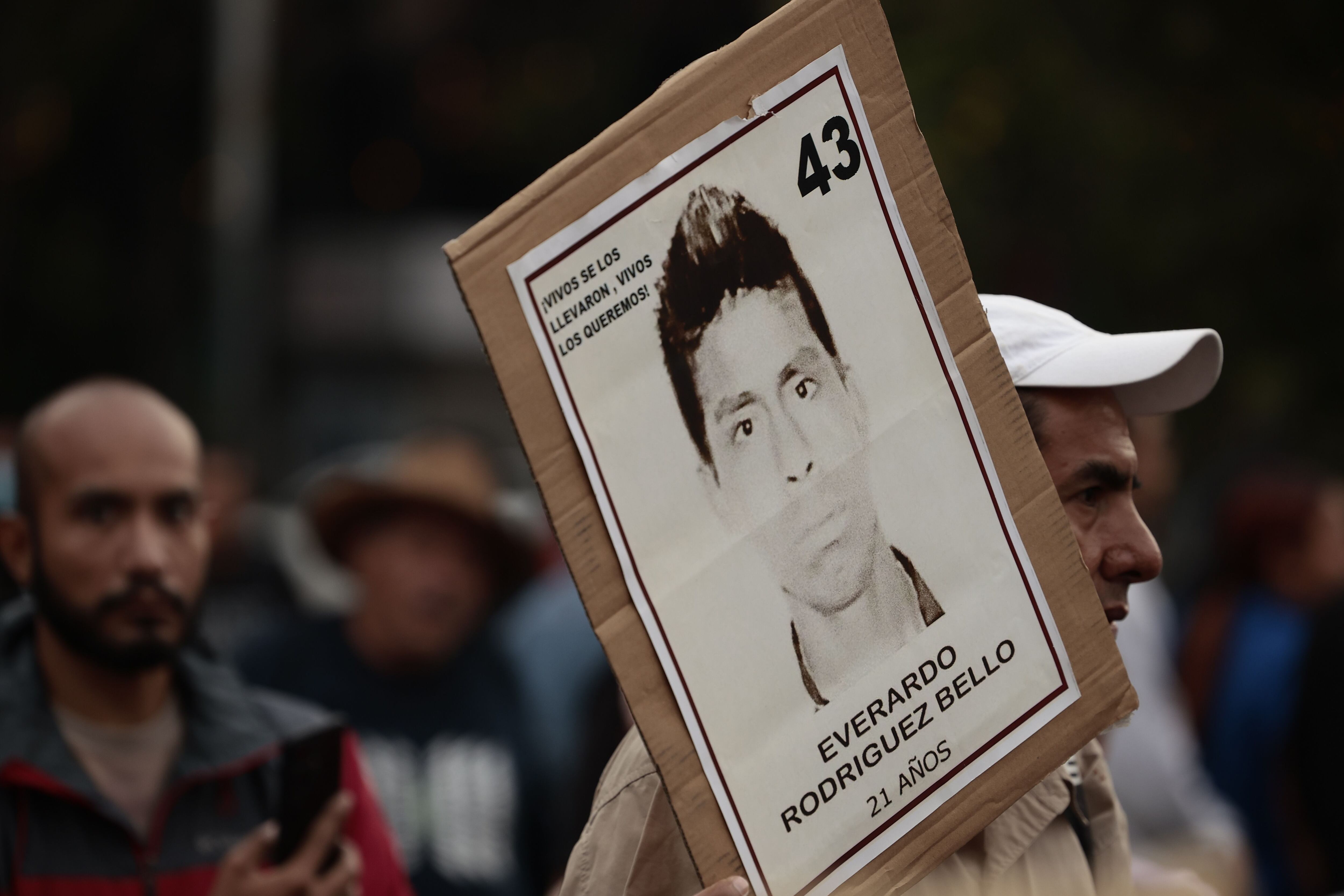 Familiares y simpatizantes de los 43 estudiantes desaparecidos de Ayotzinapa protestan en la Ciudad de México (México). Imagen de archivo. EFE/José Méndez
