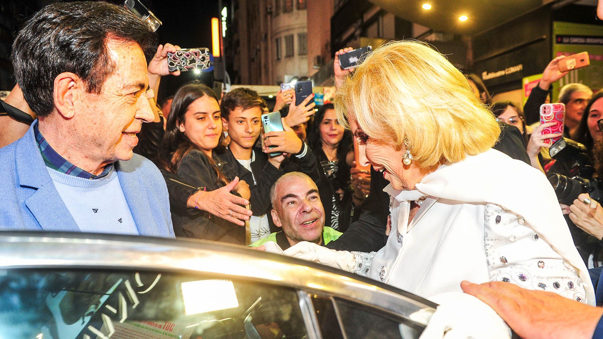 MIRTHA LEGRAND FUE A VER TOC TOC EN EL MULTITEATRO EL PUBLICO SE AGOLPEO A LA SALIDA UNA MULTITUD IMPRESIONANTE PARA VER A LA DIVA