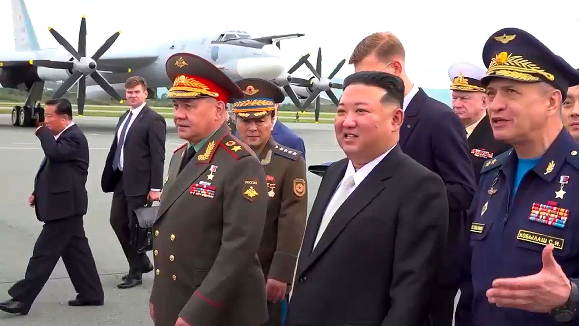Kim Jong-un observando el armamento ruso (AP)