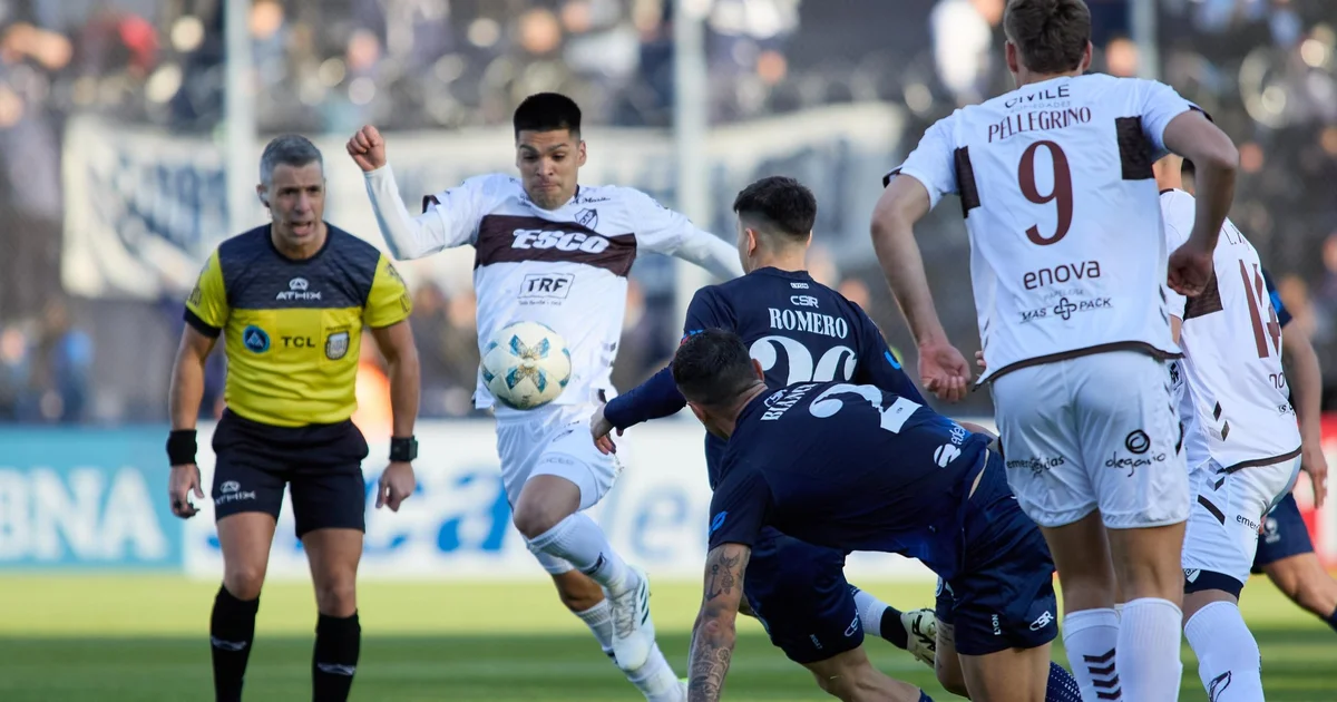 Platense beat Independiente Rivadavia 2-0 in a key match and sank it in the average table