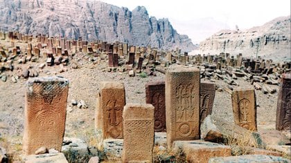 Convertir el cementerio medieval de la ciudad de Julfa en tierra arrasada fue el punto máximo de una campaña para aniquilar los rastros de los armenios en un área en disputa.