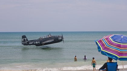 El piloto hizo la arriesgada maniobra de emergencia en una playa en la que había mucha gente
