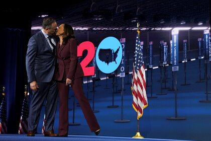 Kamala Harris besa a su esposo Douglas Emhoff.  REUTERS / Kevin Lamarque