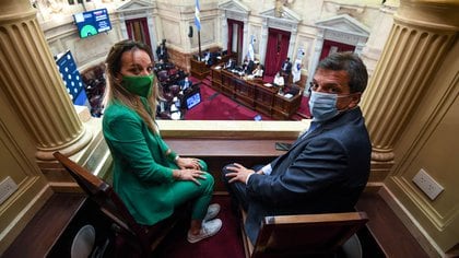 Sergio Massa y Malena Galmarini fueron dos de los dirigentes del oficialismo que se acercaron a presenciar la votación (Comunicación Senado)