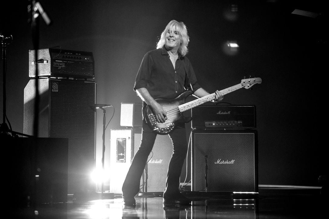 Cliff Williams anunció su retiro tras todos los incidentes a los que se enfrentó AC/DC en su más reciente tour 
Foto: Instagram/acdc