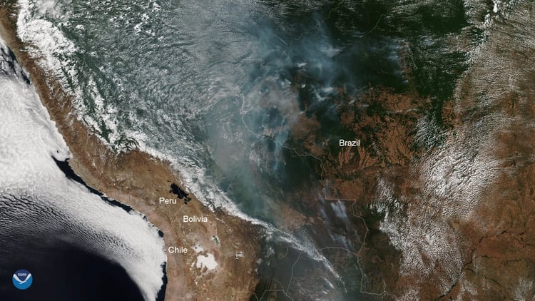 El humo y el fuego son visibles desde el espacio (NOAA)