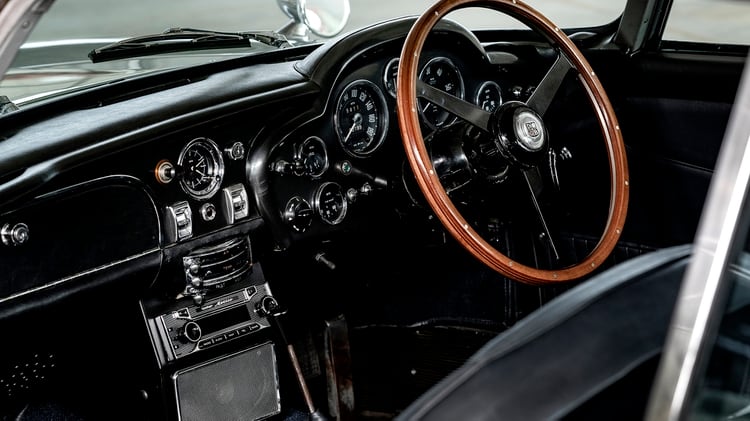 El interior original del DB5, que será respetado, incluidos algunos gadgets del agente.