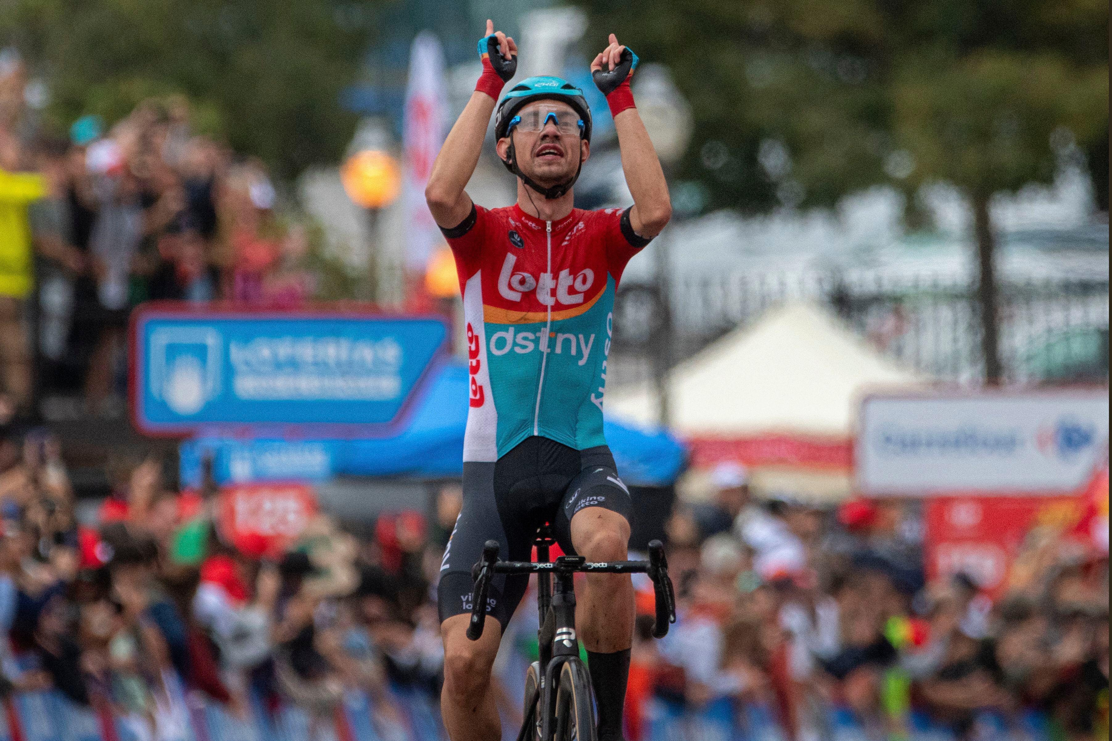 El danés Andreas Kron (Lotto Dstny) celebra su victoria en la segunda etapa de la Vuelta a España. Lorena Sopena/Europa Press vía AP
