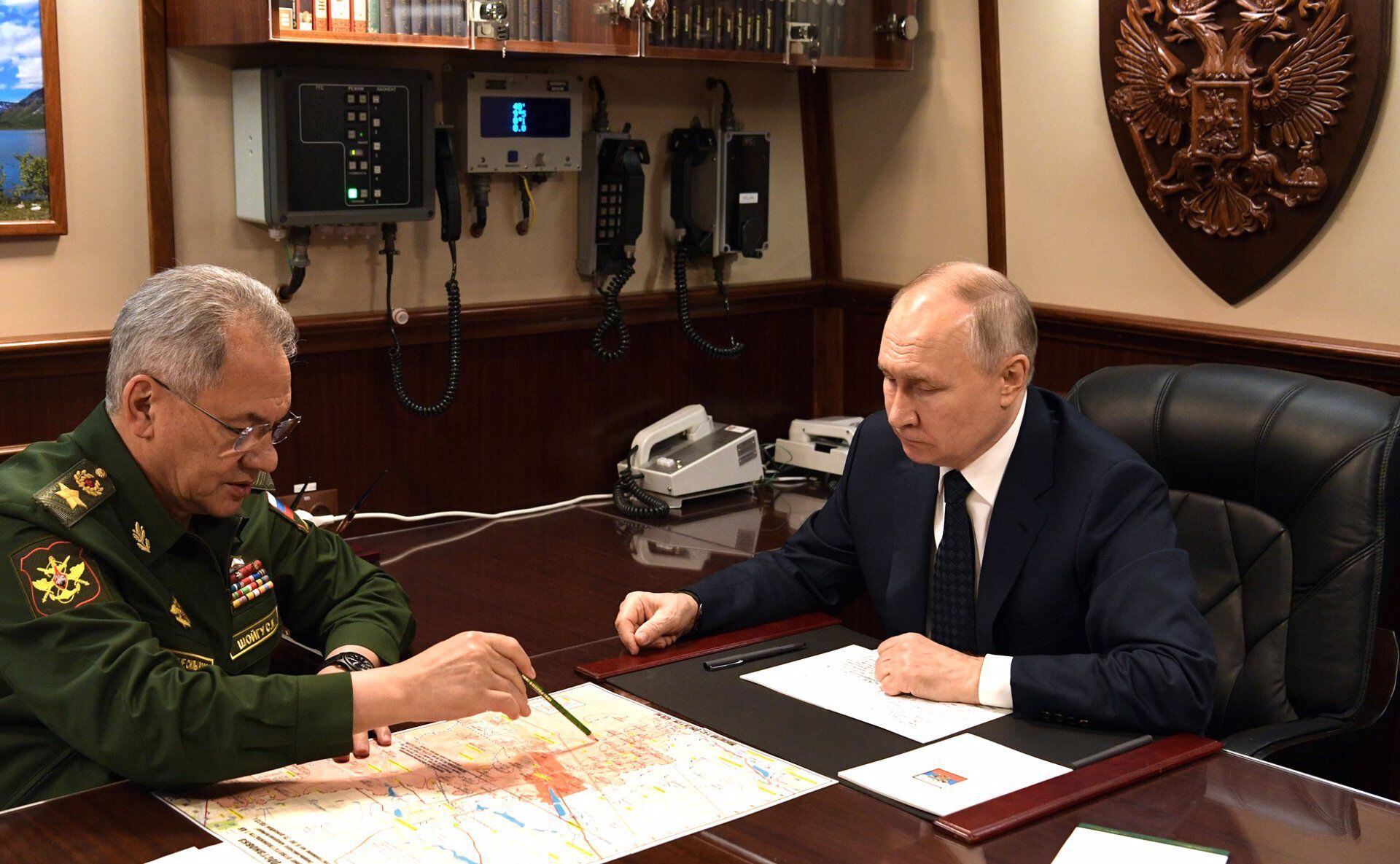 Vladimir Putin y Sergei Shoigu, reunidos en el Kremlin (Alexey Danichev/Kremlin/dpa)