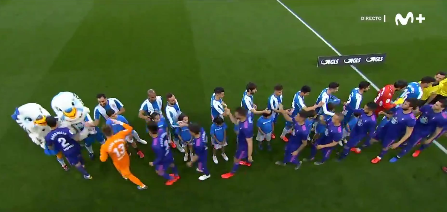 Momento exacto de lo ocurrido en el saludo antes del Espanyol-Celta (Captura)