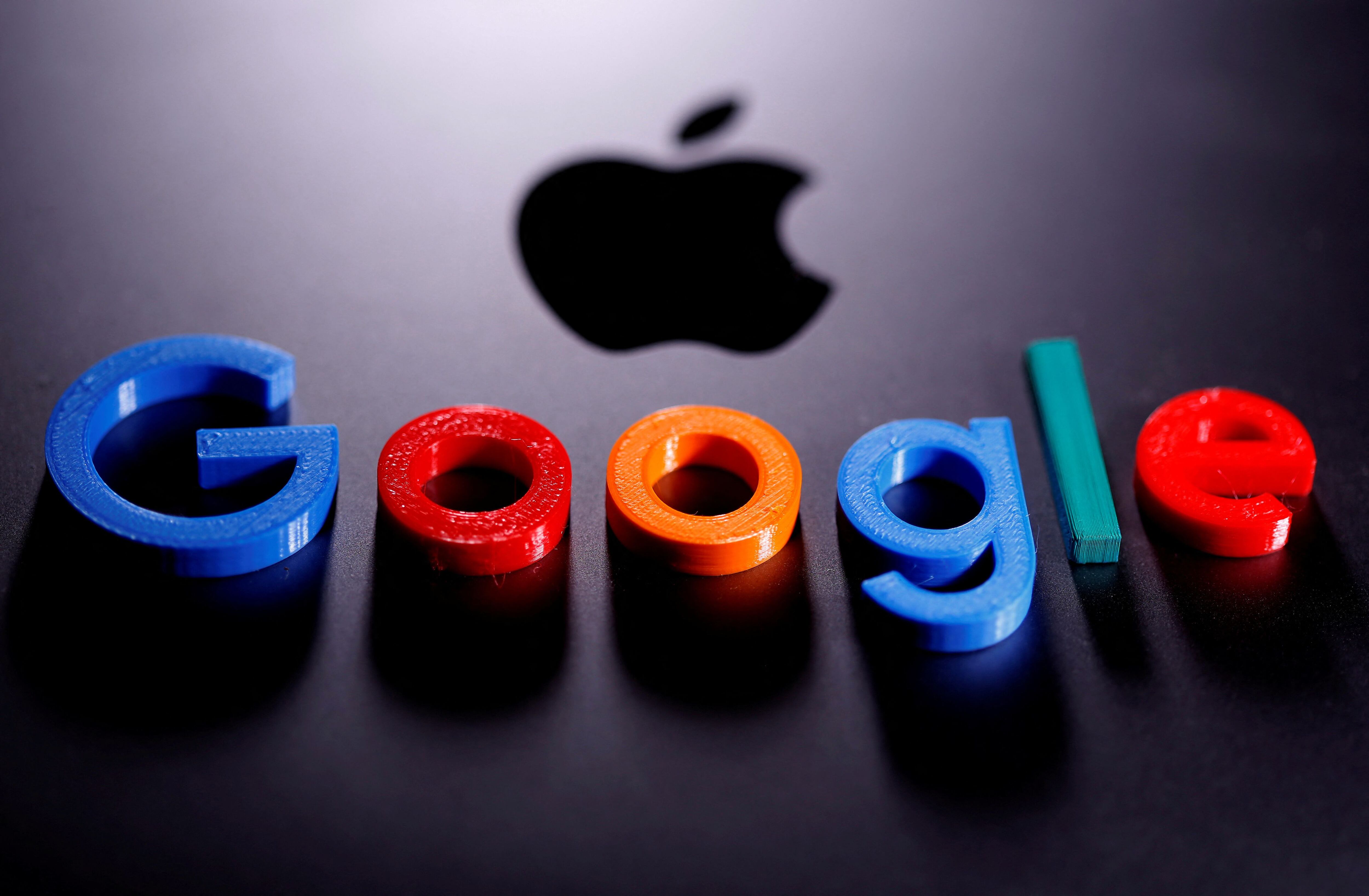 Un logotipo de Google impreso en 3D se coloca en el Macbook de Apple. (REUTERS/Dado Ruvic/Illustration/archivo)