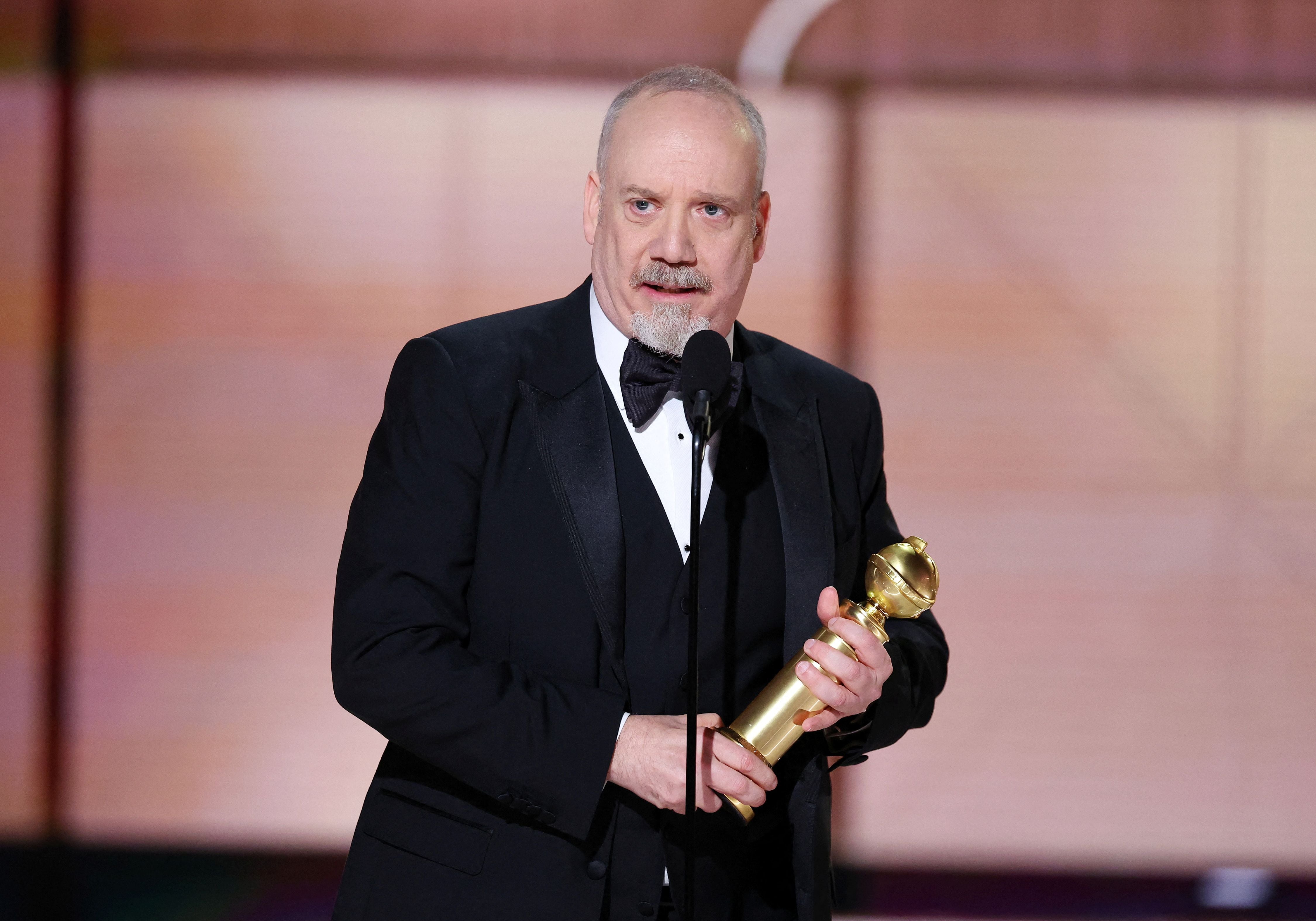 Paul Giamatti con el Globo de Oro por su protagónico en Los que se quedan. Ahora, va por el Oscar (Reuters)