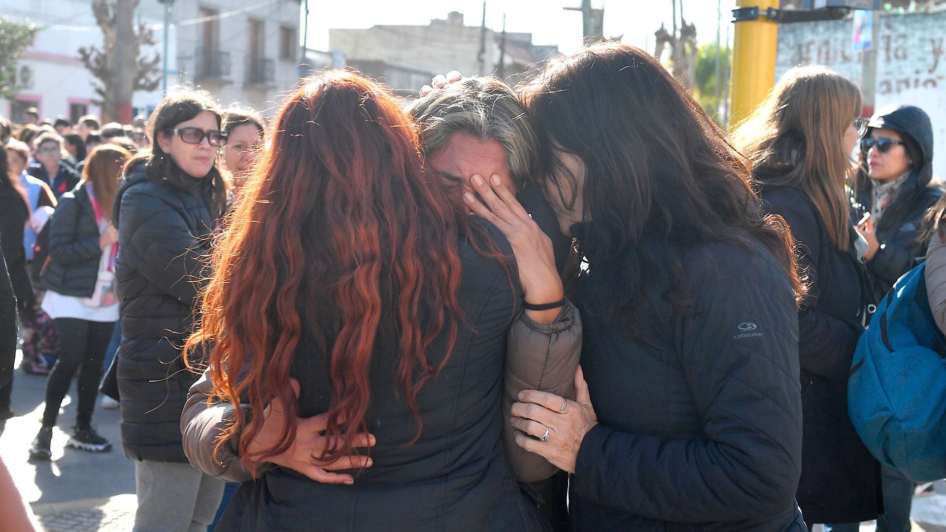 asesinato-de-morena-dominguez-abrazo-escuela-almafuerte-lanus