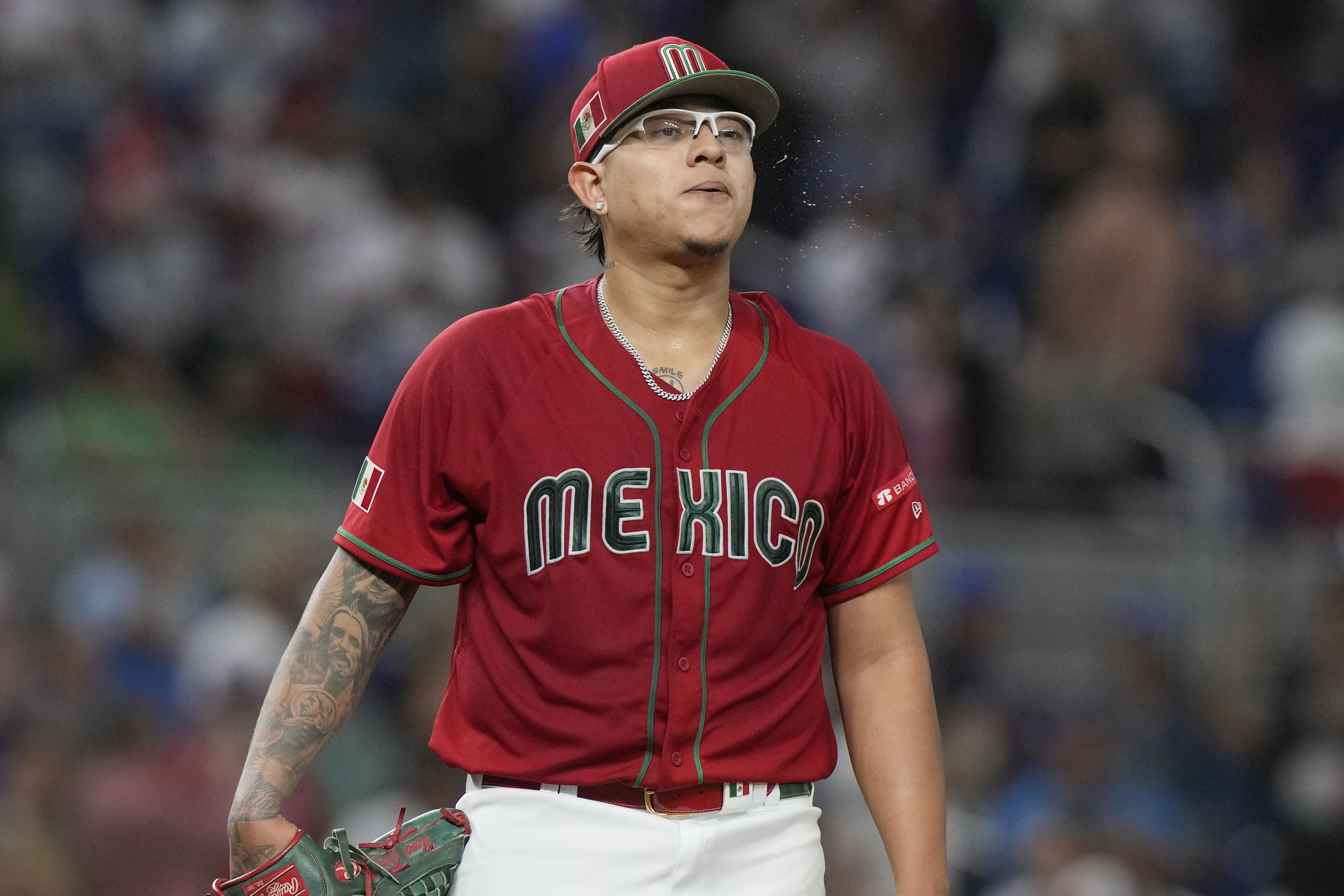 Julio Urías aún no puede volver a la MLB o a cualquier liga de beisbol (AP Foto/Marta Lavandier)