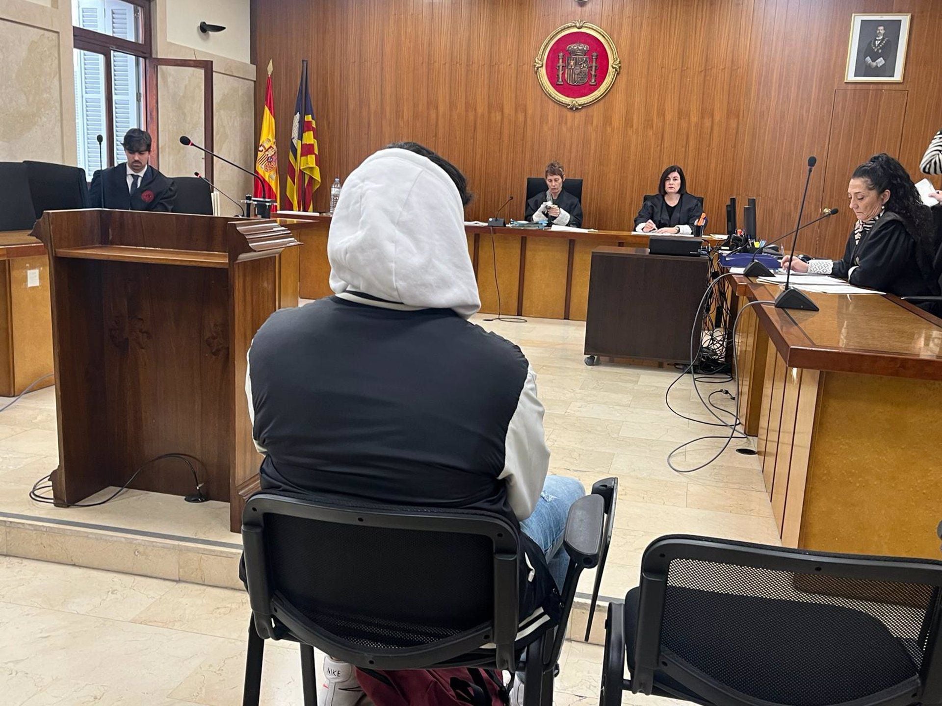 El profesor juzgado por tocar el pecho a una menor vuelve a la Audiencia por presuntos abusos sexuales a alumnas