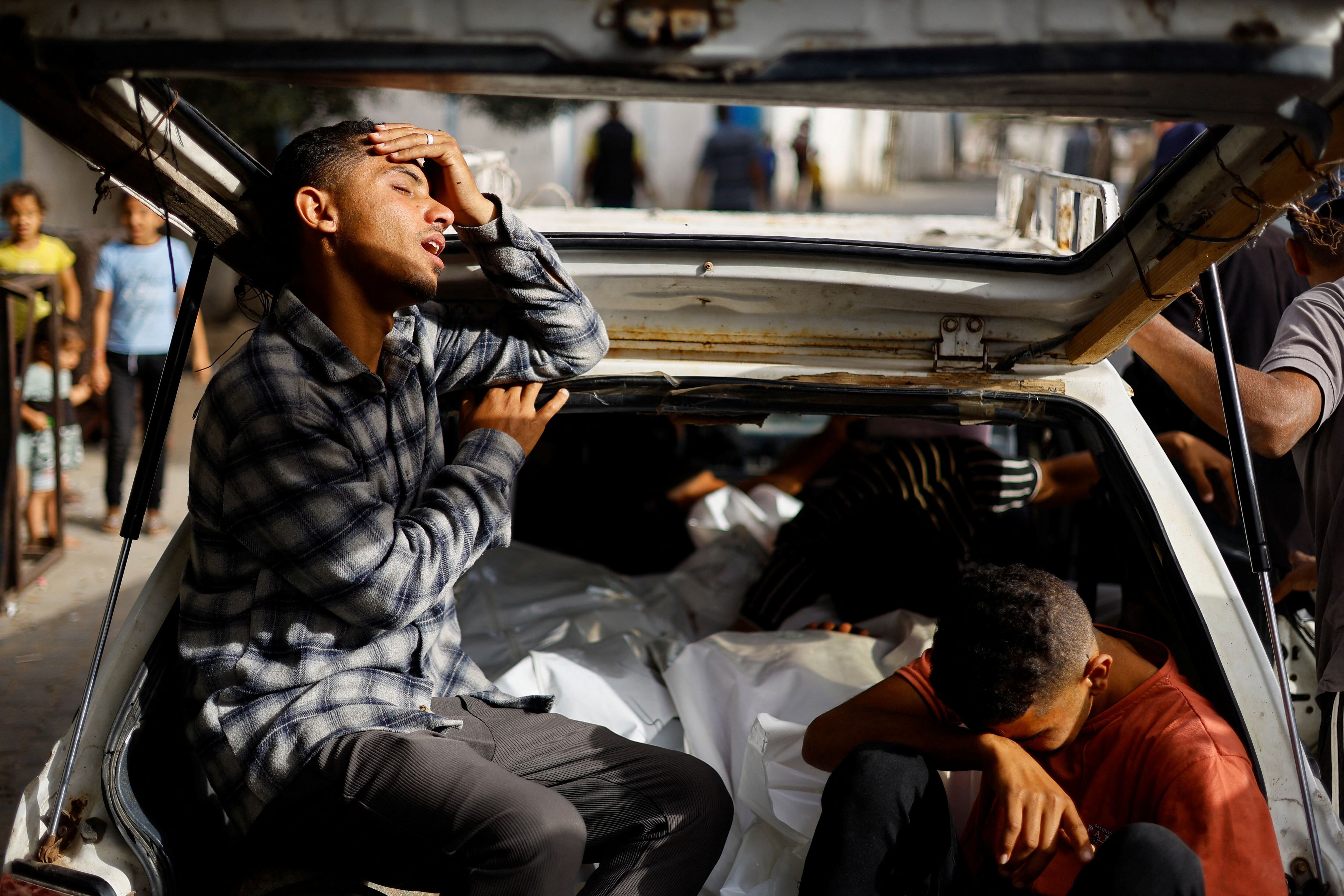 Unos dolientes reaccionan junto a los cadáveres de los palestinos muertos en un ataque israelí (REUTERS/Mohammed Salem)