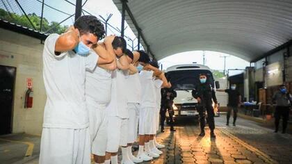 Mariona. Fotos del Centro Penal La Esperanza, conocido como Mariona, una de las cárceles más grandes de El Salvador. Familiares de personas que guardan prisión ahí han denunciado que agentes del gobierno salvadoreño les cobran USD1,500 por visitar a sus parientes. Fotos: Secretaría de Prensa de la Presidencia de El Salvador.