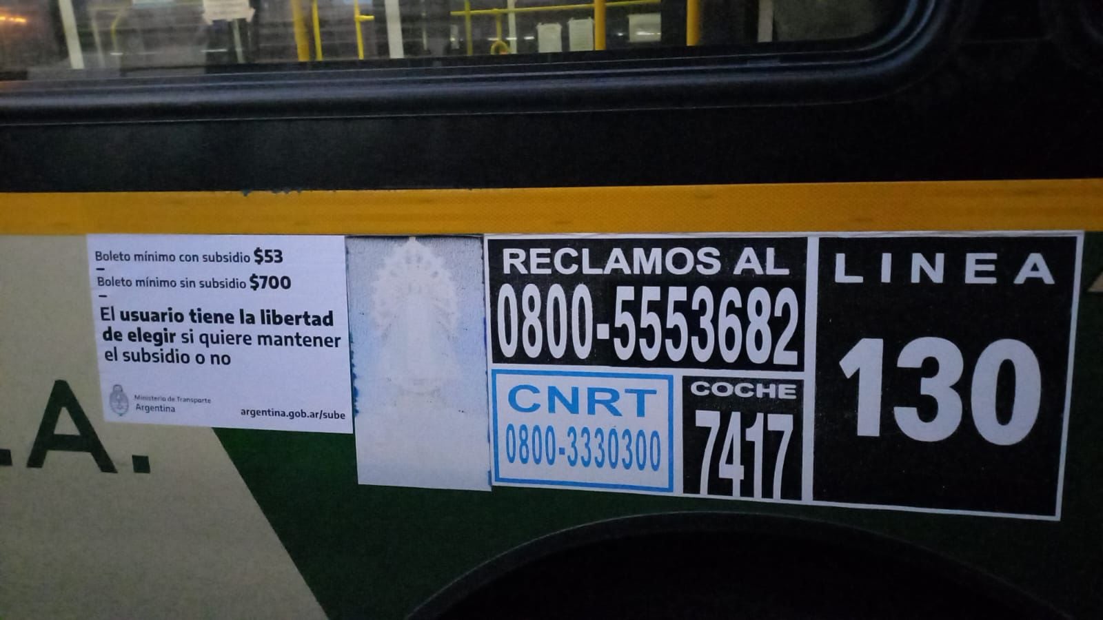 Como parte de la medida, empezaron a colocarse carteles informativos en los colectivos