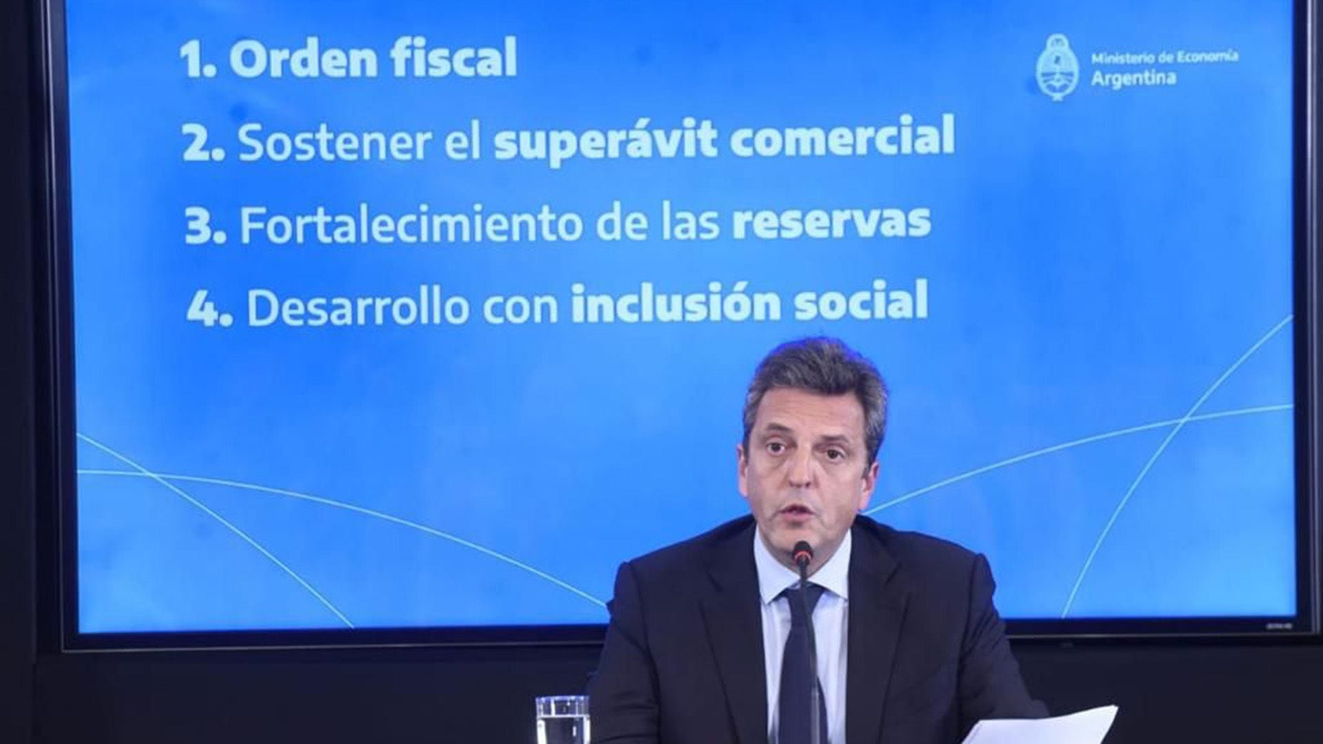 Sergio Massa trabajando con su equipo del ministerio de Economía