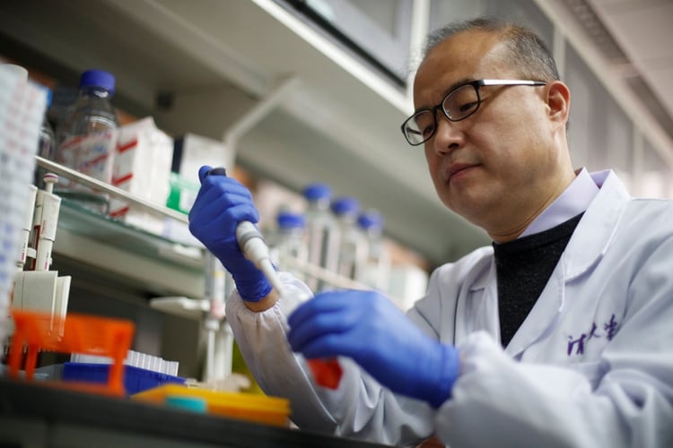 El científico chino Linqi Zhang prueba una droga en el Instituto de Investigación Tsinghuaen Beijing, China - REUTERS/Thomas Peter