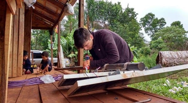 Jaime Chevalier trabaja en el desarme y rearme de los paneles solares de Yaboty Mirí