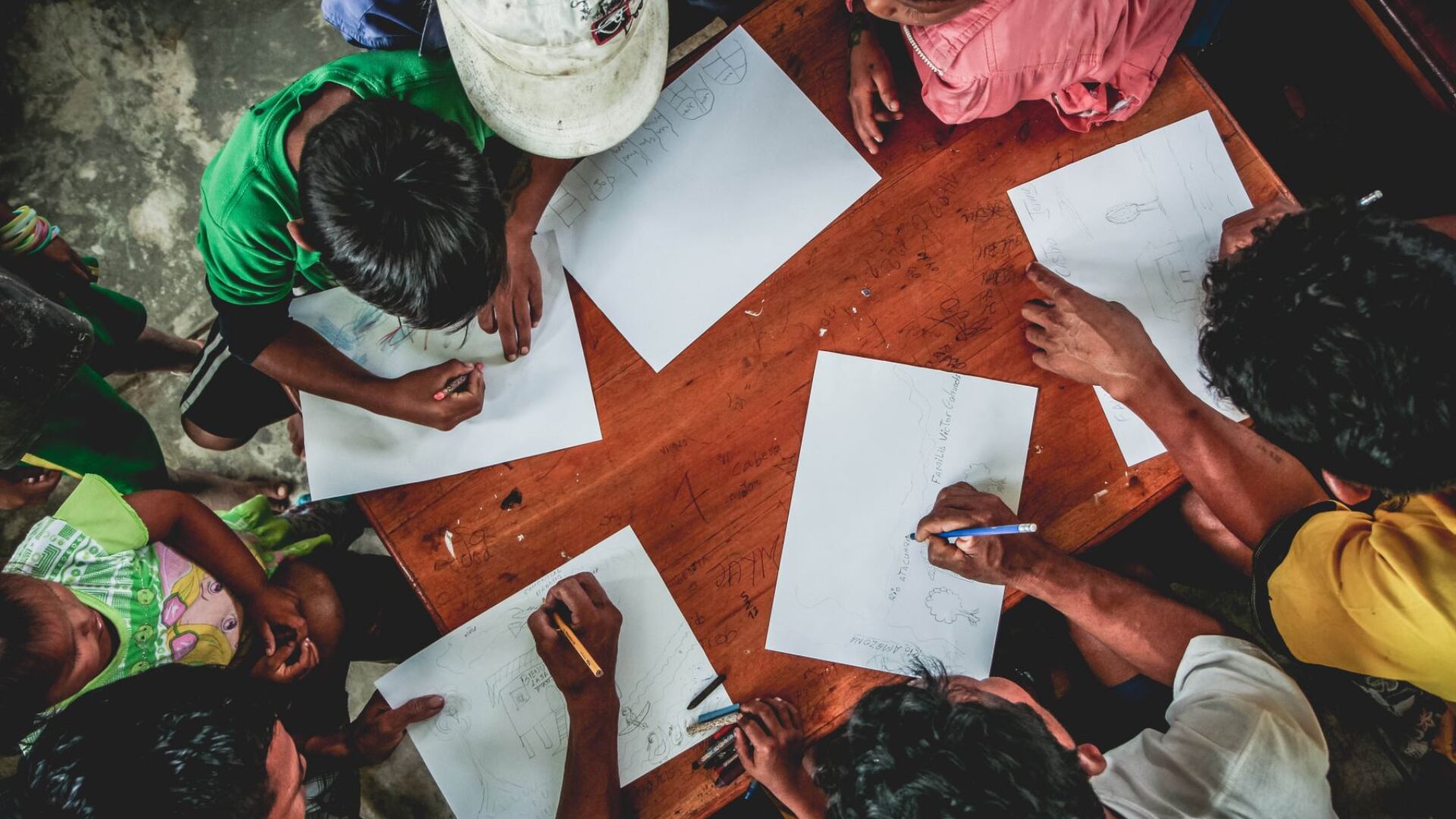 Estudiantes de pueblos indígenas asisten a sus clases y realizan actividades relacionadas al dibujo.