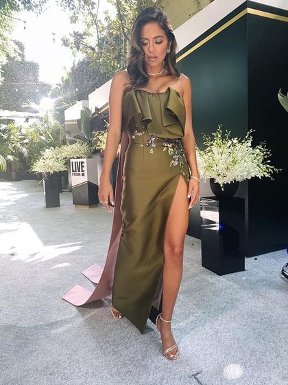 Erin Lim, una de las presentadoras de la alfombra roja lució un vestido strapless en color verde musgo, bordado de flores y gran tajo en la falda firmado por Azzi & Osta (Instagram)