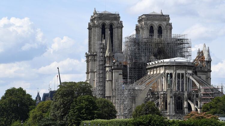 El 15 de abril de 2019, el mundo contuvo el aliento cuando un incendio masivo consumió rápidamente el techo de la iglesia catedral de Notre-Dame de París( AFP)