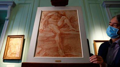 El experto Patrick de Bayser posa junto a la obra del maestro italiano Gian Lorenzo Bernini (REUTERS/Christian Hartmann)