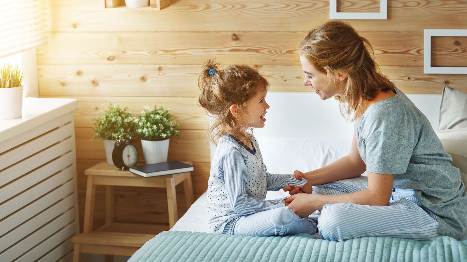 Al hablar con los bebés y los niños pequeños se les pueden hacer preguntas o describirles las acciones que haremos / (Getty Images)