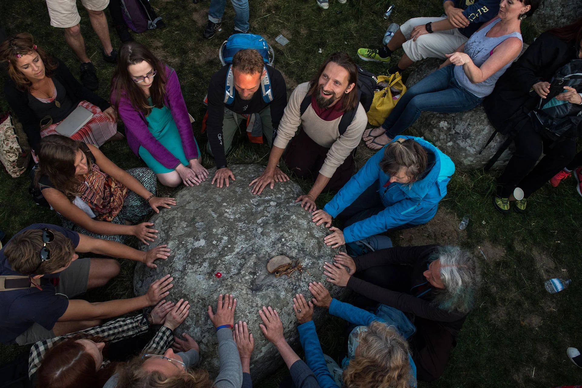 Los asistentes cantan y tocan las piedras en este festival de la “abundancia”, tradicional en la tradición pagana (AFP)