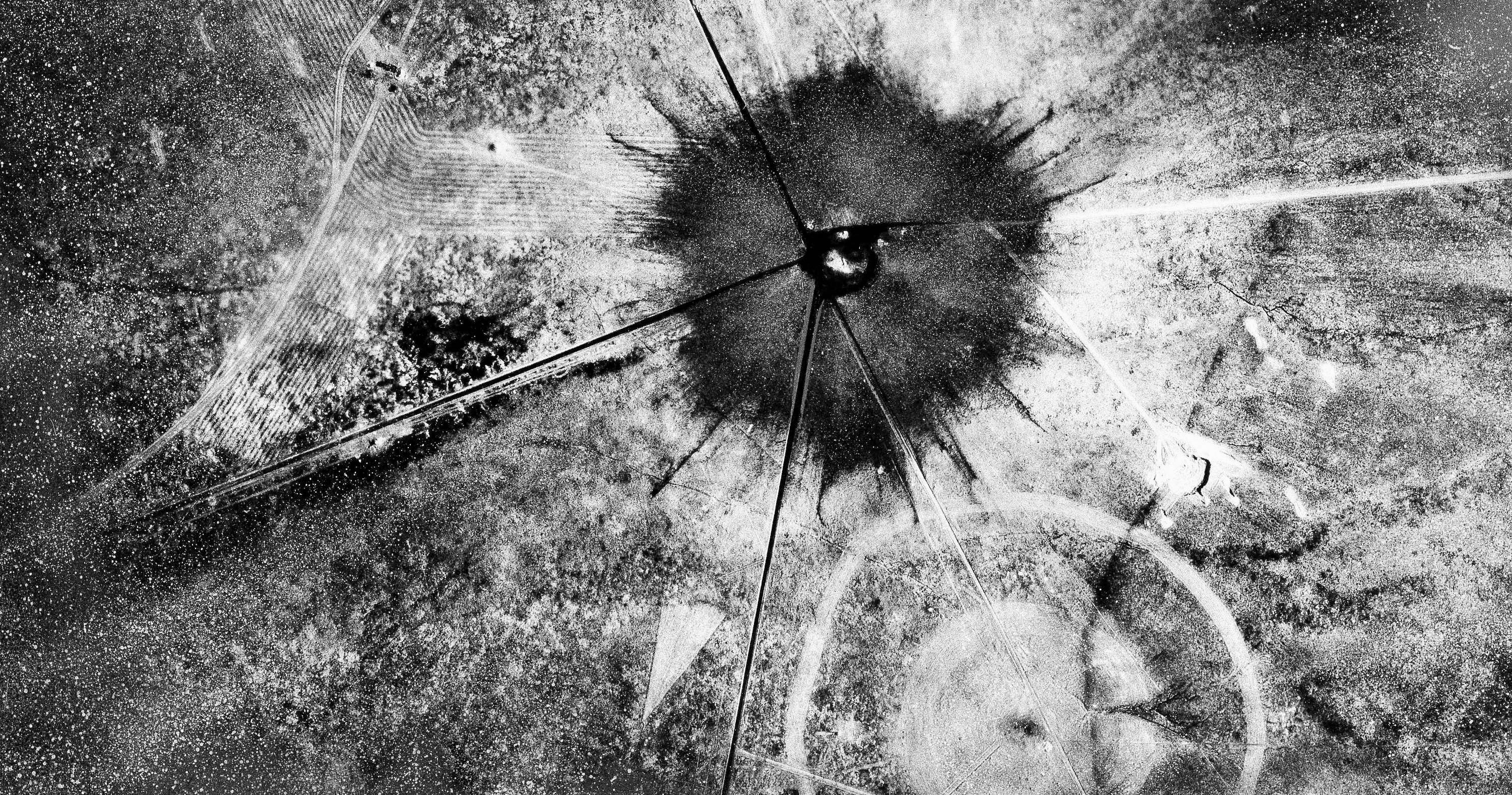 Una vista aérea después de la primera explosión atómica, Trinity, en el sitio de prueba en Nuevo México, el 16 de julio de 1945 AP, archivo)