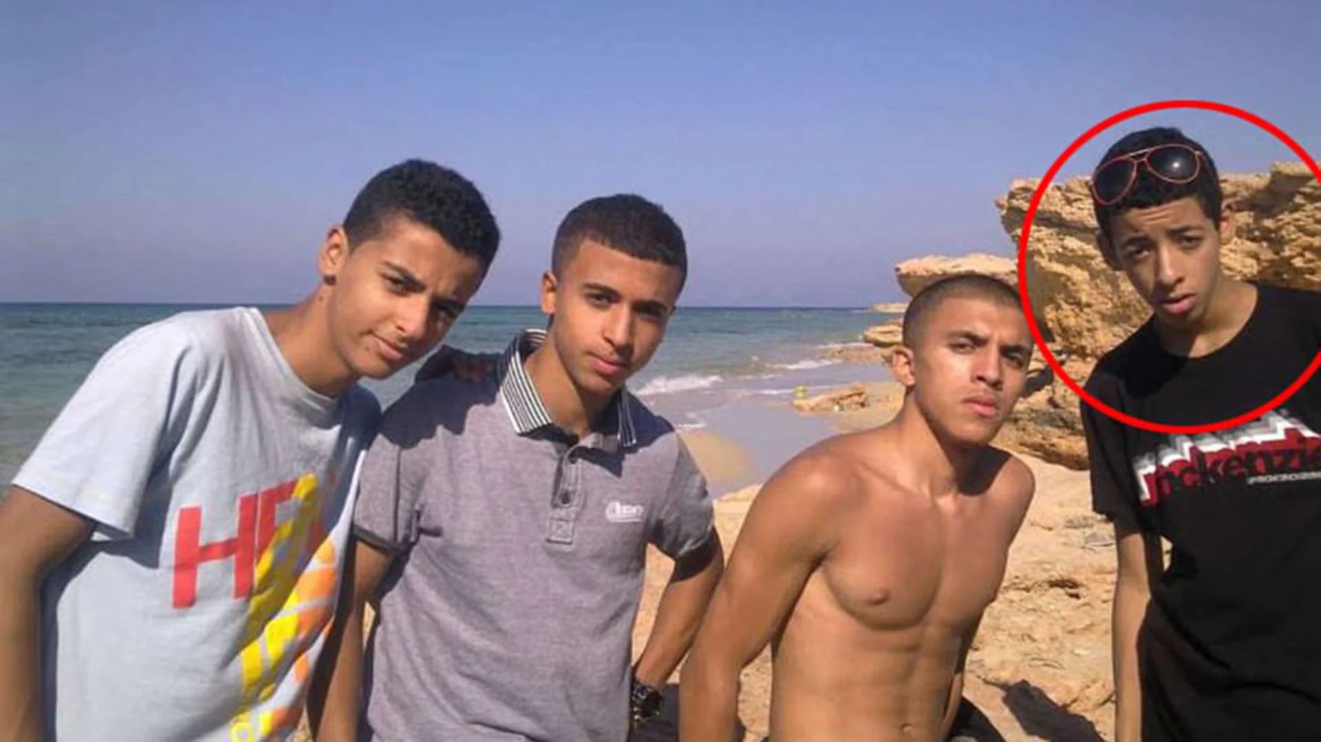 Junto a sus amigos en las playas de Libia. “Era un chico normal y tranquilo”, contaron (Daily Mail)