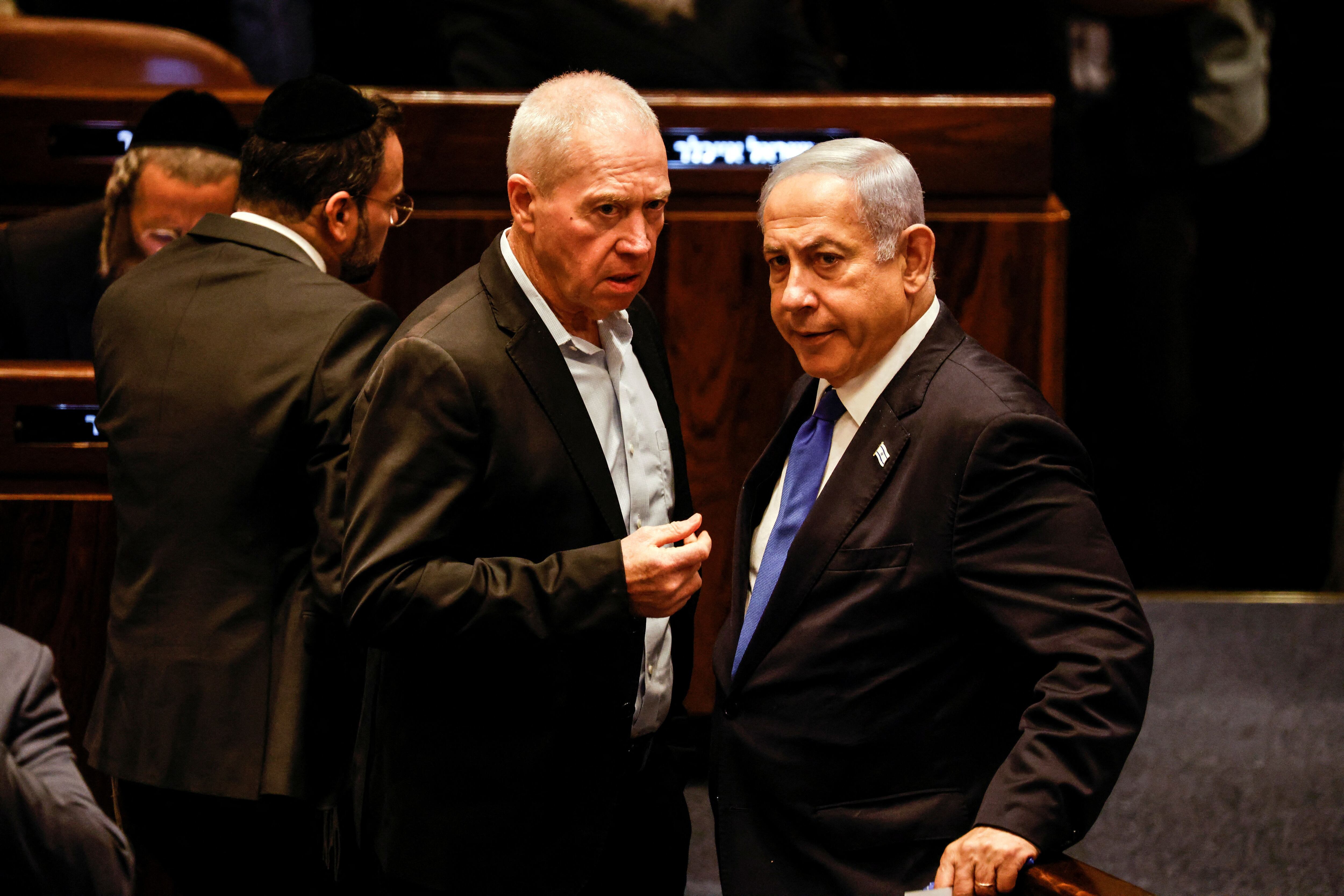 El primer ministro de Israel, Benjamina Netanyahu, dialoga con el ministro de Defensa, Yoav Gallant, en el marco de la votación por la reforma judicial en el Parlamento (REUTERS/Amir Cohen)