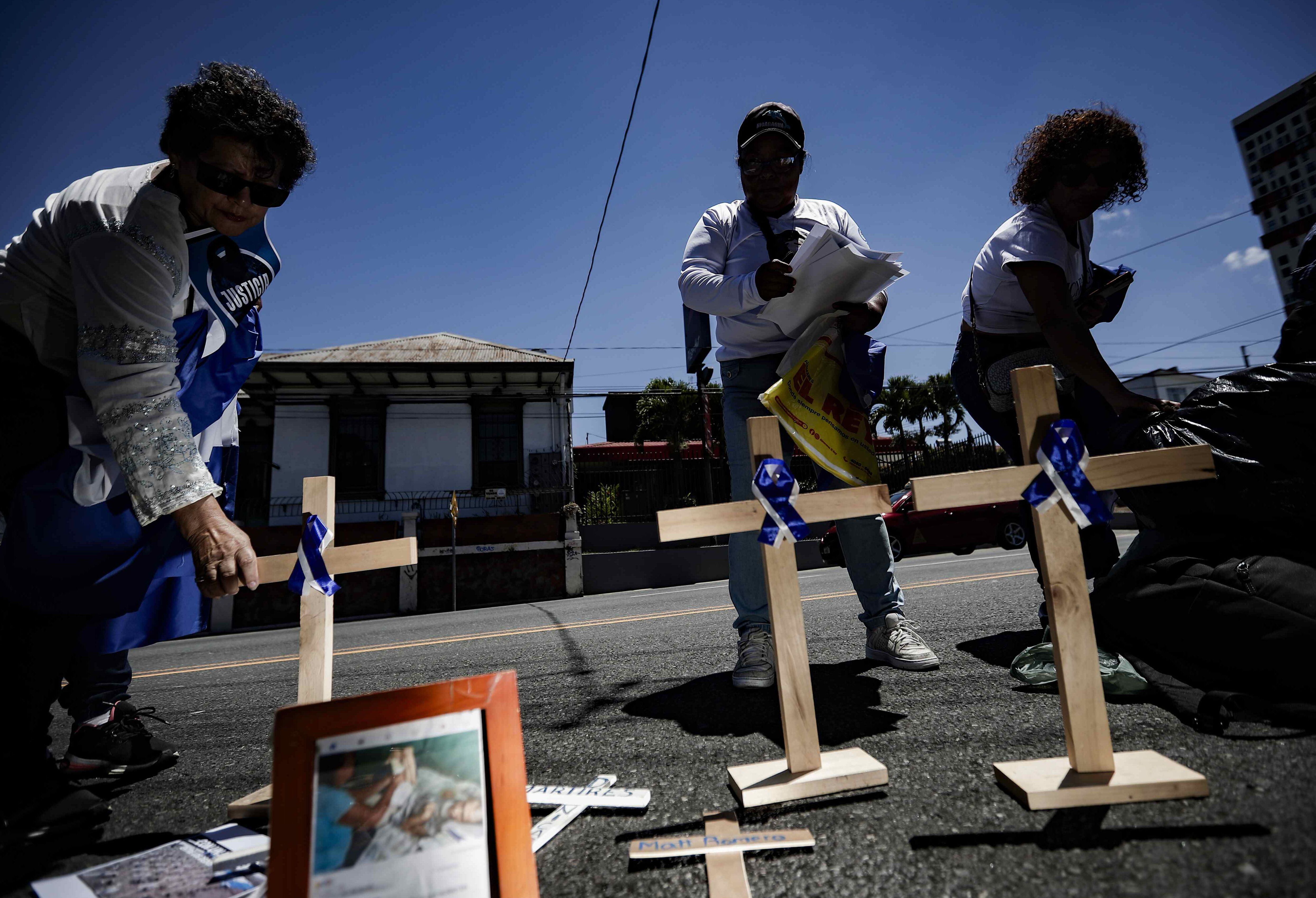 Plantón para conmemorar el sexto aniversario del inicio del estallido social contra Ortega frente a la embajada de Nicaragua en San José, Costa Rica (EFE/Jeffrey Arguedas)