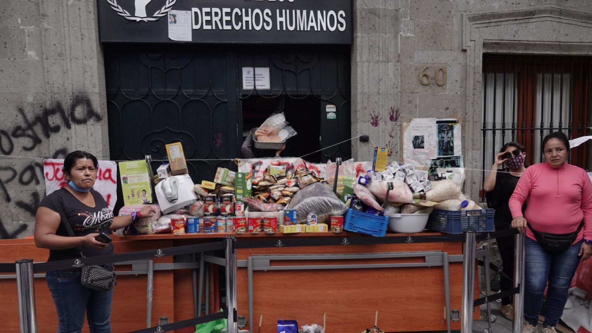 Las activistas y víctimas exhibieron la comida de lujo que había en las cocinas de la CNDH. Foto: Cuartoscuro